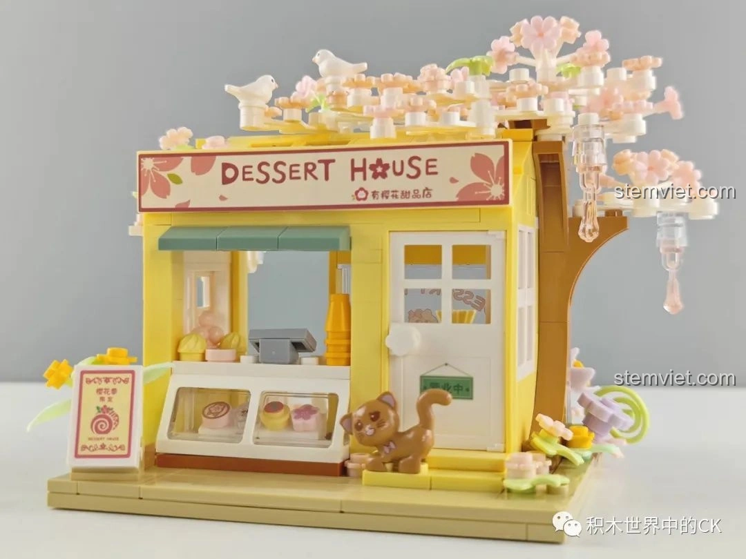 Mô hình hoàn chỉnh của bộ lắp ghép Wekki 516601 Tiệm Bánh Ngọt Hoa Anh Đào, nhìn từ phía trước, cửa hàng và bảng hiệu.