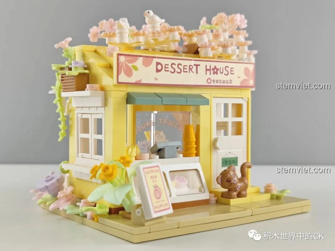 Mô hình hoàn chỉnh của bộ lắp ghép Wekki 516601 Tiệm Bánh Ngọt Hoa Anh Đào, nhìn từ góc trên cao, tổng quan mái nhà và hoa.