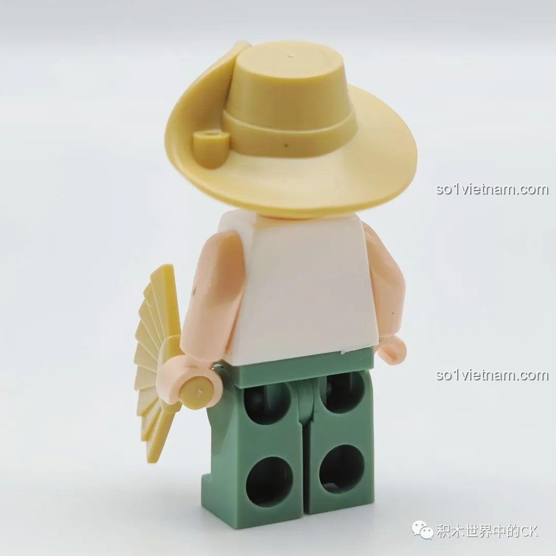 Mặt sau của minifigure người bán dưa hấu Wekki 516852A, cho thấy chi tiết trang phục và kiểu tóc.