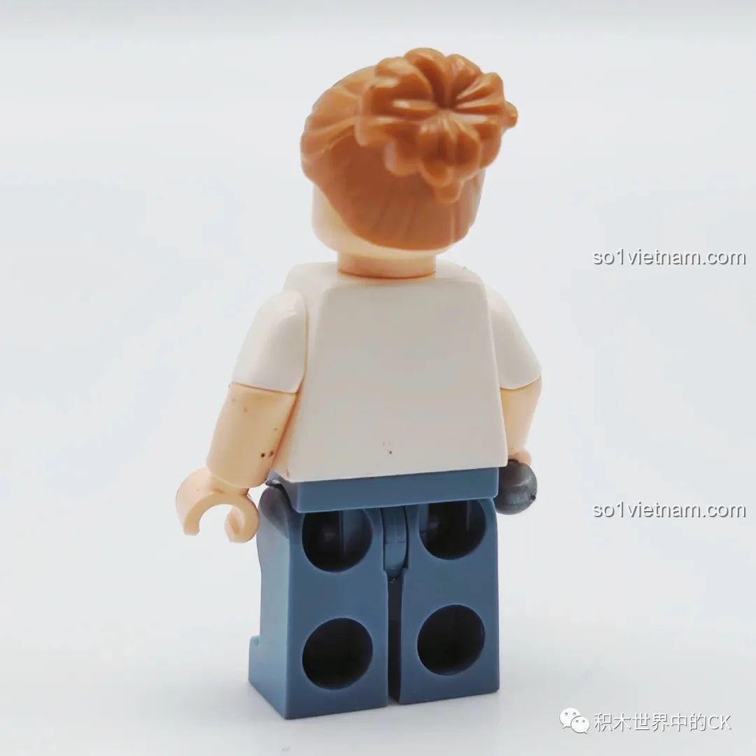 Mặt sau của minifigure cô bán bánh kếp Wekki 516952B, cho thấy chi tiết trang phục và kiểu tóc.