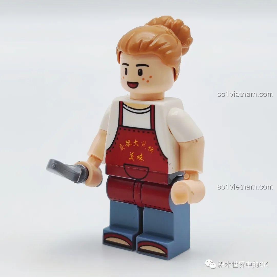 Cận cảnh minifigure cô bán bánh kếp của bộ Wekki 516952B, với tạp dề đỏ, búi tóc và xẻng lật bánh, chi tiết sắc nét.