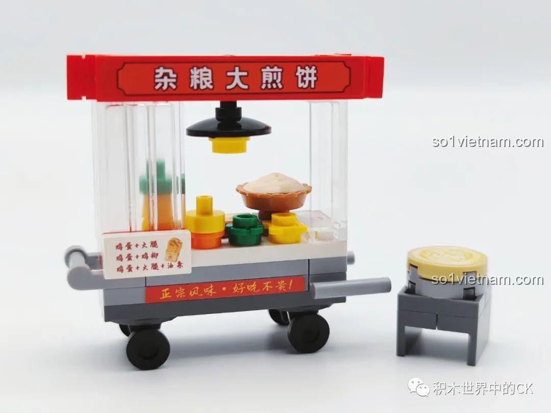 Cận cảnh quầy bánh kếp Wekki 516952B với bảng hiệu, chảo rán, bột và các loại gia vị, trông rất chân thực.