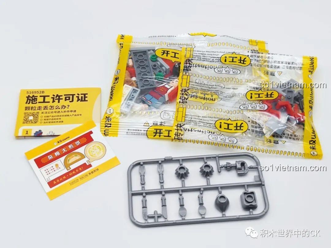 Các mảnh ghép và sách hướng dẫn của bộ đồ chơi lắp ráp Wekki 516952B Xe Đẩy Bán Bánh Kếp, sẵn sàng cho quá trình lắp ráp.