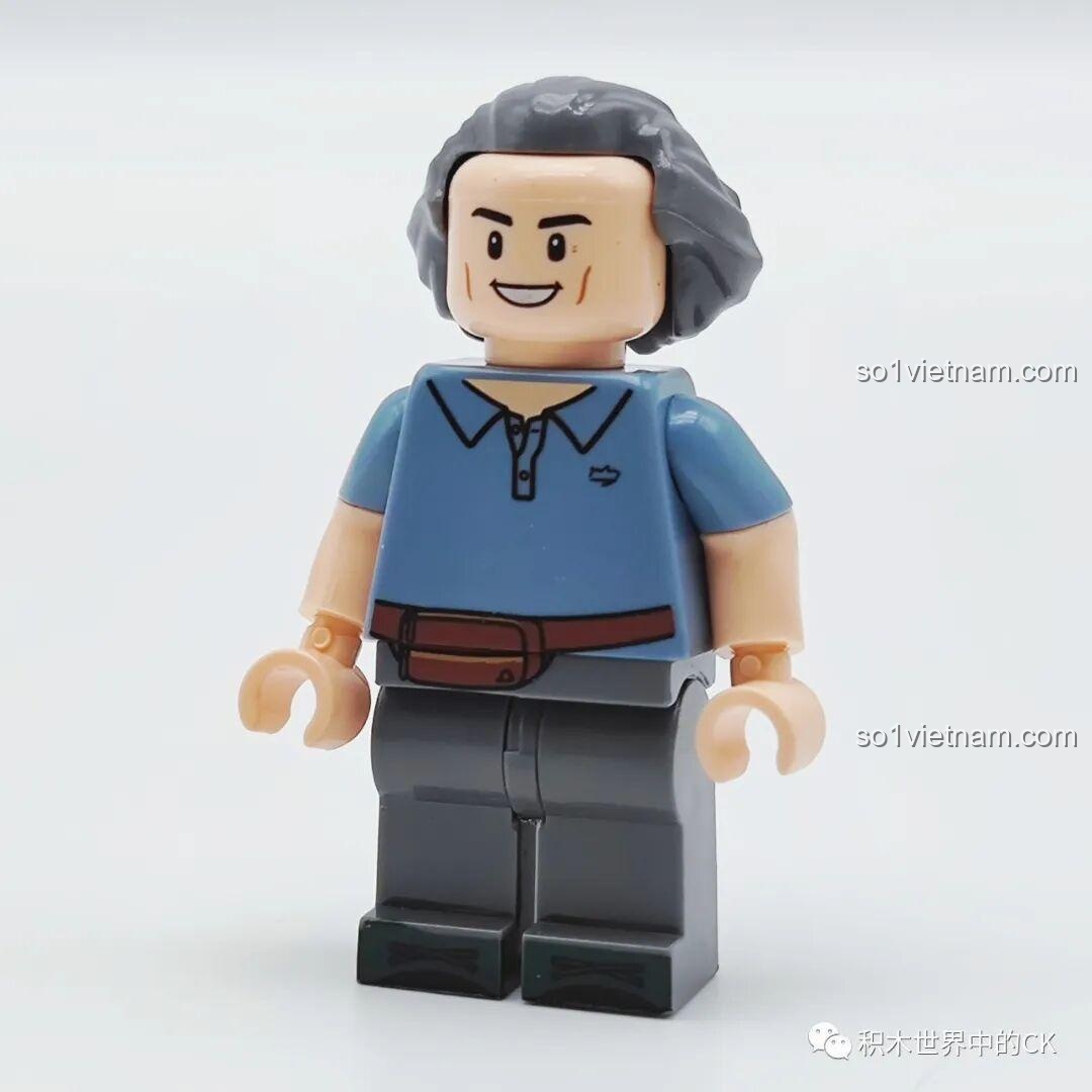 Cận cảnh minifigure chú bán khoai lang của bộ Wekki 516952C, với mái tóc xoăn, áo polo và túi đeo hông, chi tiết sắc nét.
