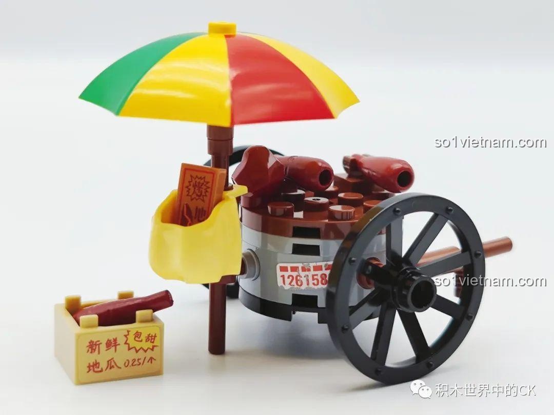 Cận cảnh xe đẩy khoai lang nướng Wekki 516952C với ô che nắng nhiều màu, lò nướng và khoai lang, trông rất chân thực.