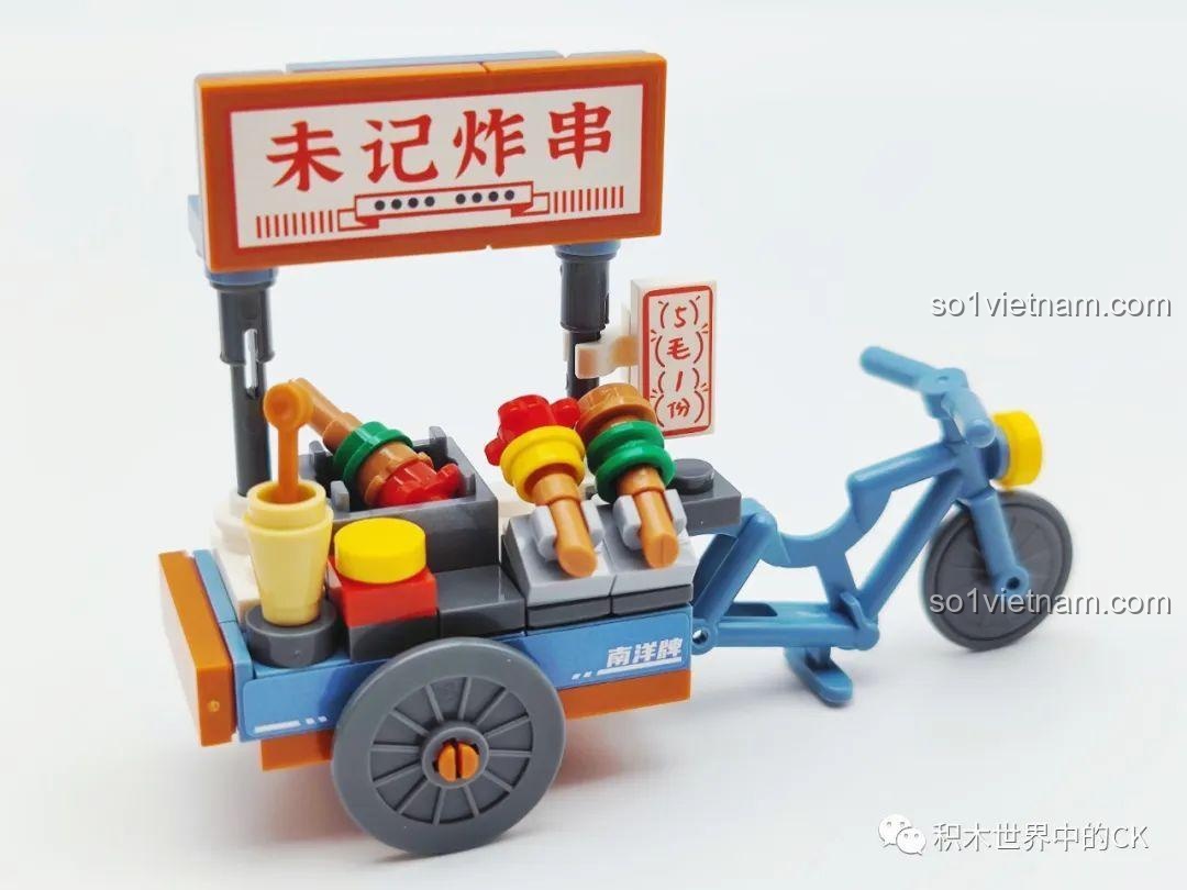 Góc nhìn bộ đồ chơi Wekki 516952D Xe Đạp Bán Đồ Chiên Xiên Que trong cảnh phố hoài cổ, chi tiết sống động, cho bé gái 6 tuổi, giá tốt