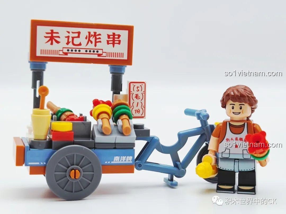 Toàn cảnh bộ lắp ghép Wekki 516952D Xe Đạp Bán Đồ Chiên Xiên Que trong cảnh phố hoài cổ, chi tiết sống động, cho bé gái 6 tuổi, giá tốt