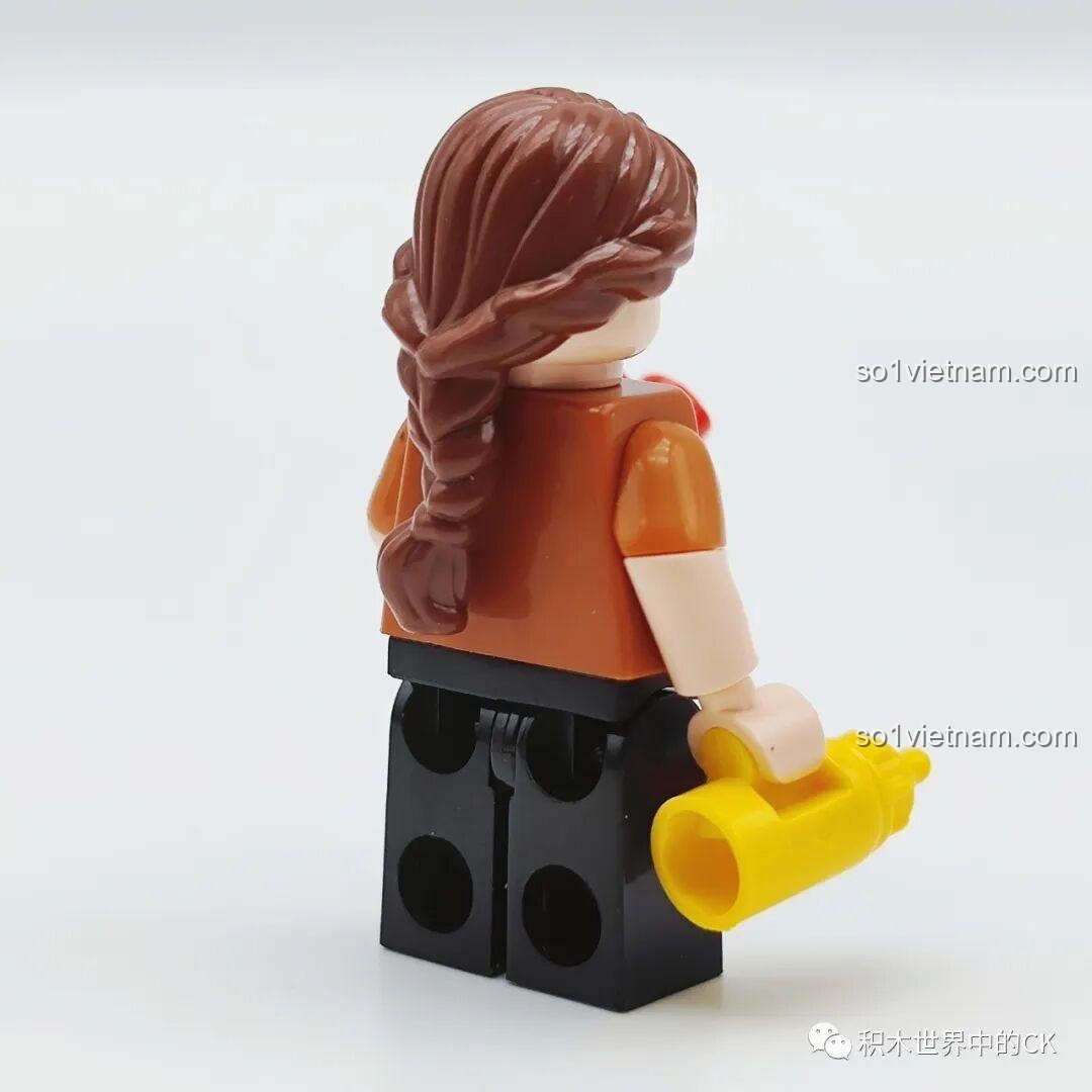 Mặt sau của minifigure cô bán đồ chiên xiên que Wekki 516952D, cho thấy chi tiết trang phục và kiểu tóc.