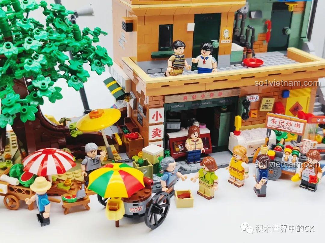 Cận cảnh các minifigure và quầy hàng trong khu phố ăn vặt Wekki, thể hiện sự sống động và chi tiết của từng nhân vật.