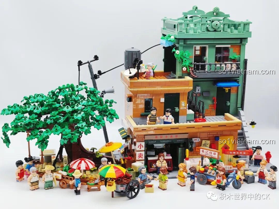 Cận cảnh các minifigure và quầy hàng trong khu phố ăn vặt Wekki, thể hiện sự tương tác và không khí nhộn nhịp.