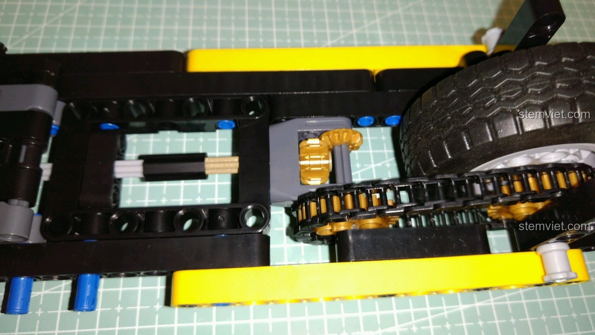 Cận cảnh bánh răng và xích truyền động của Winner 065 Xe Ba Bánh Cổ Điển Morgan.