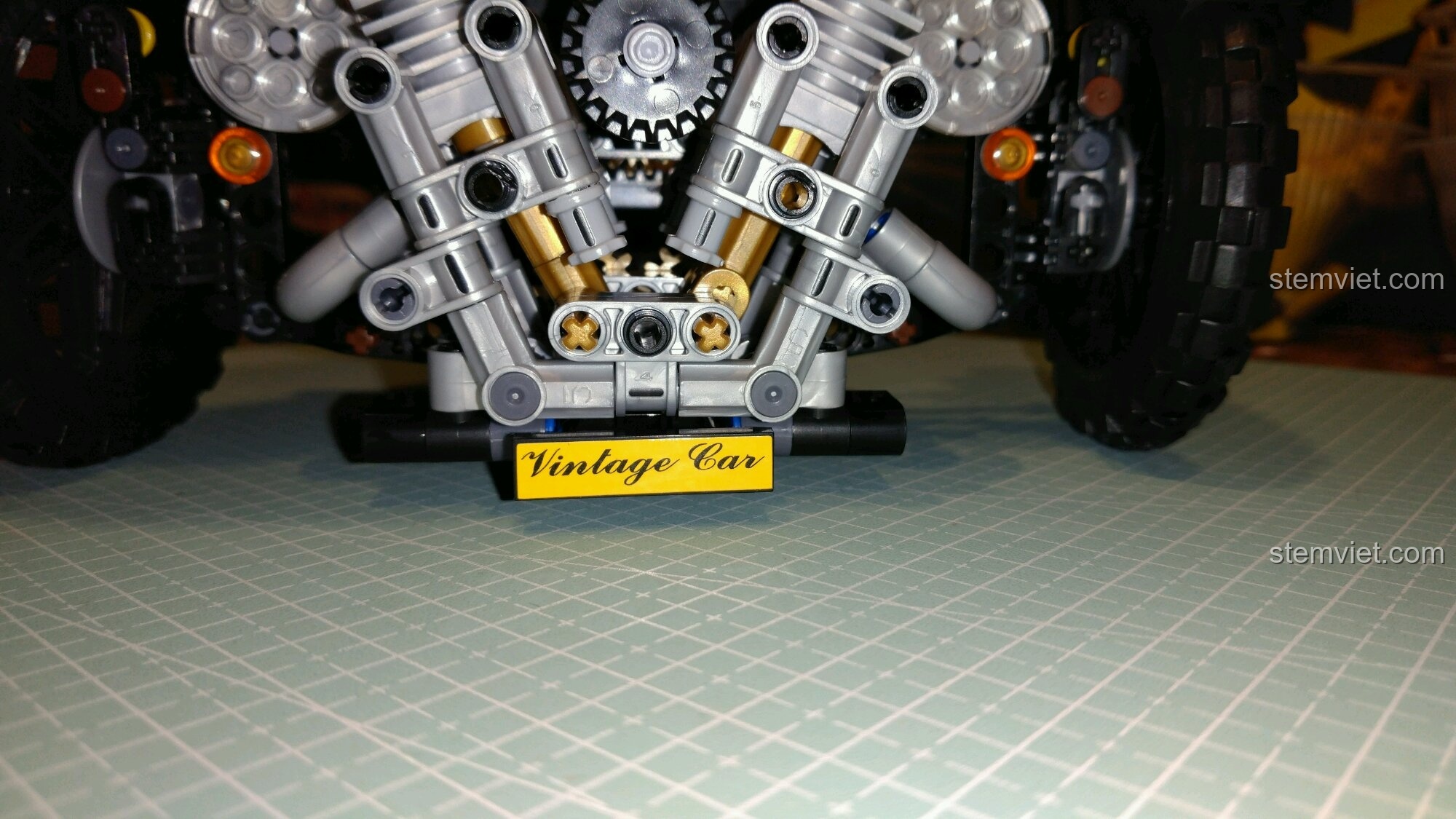 Cần số và cơ cấu liên kết với hộp số của Winner 065 Xe Ba Bánh Cổ Điển Morgan.