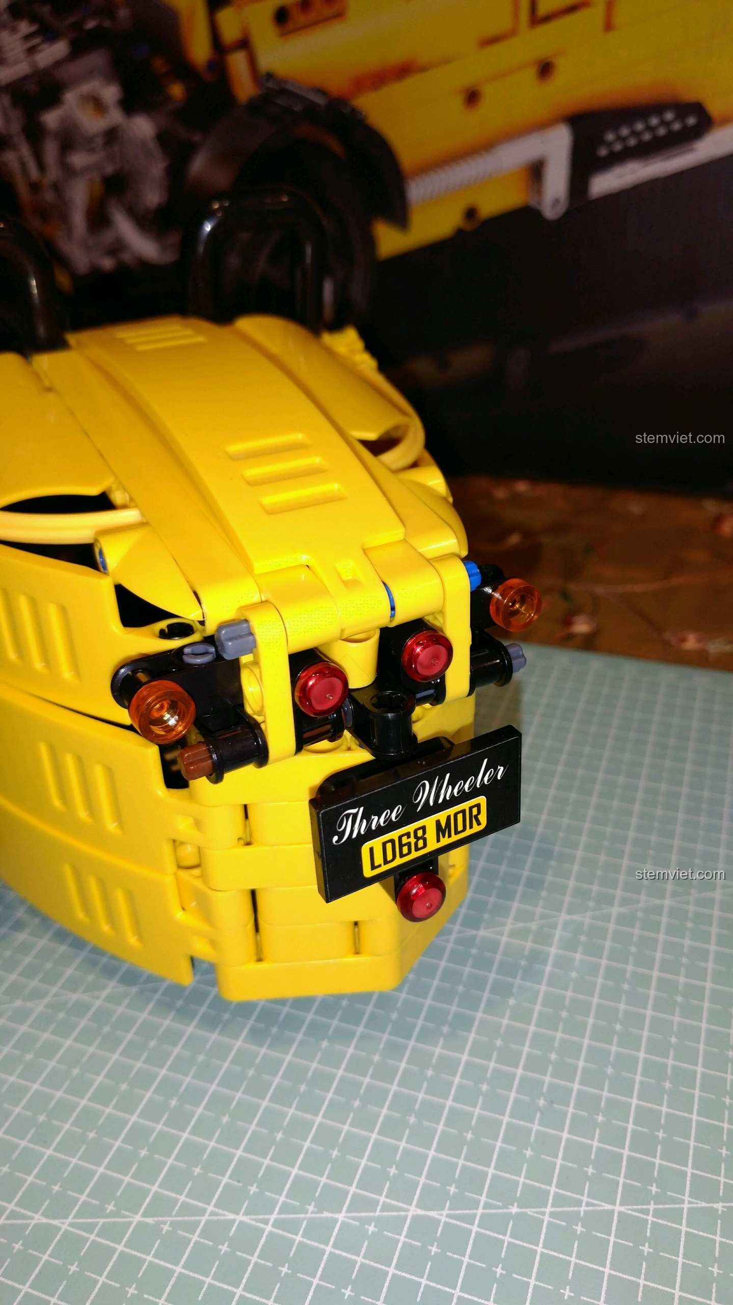 So sánh mô hình Winner 065 Xe Ba Bánh Cổ Điển Morgan với xe thật, độ chính xác cao.