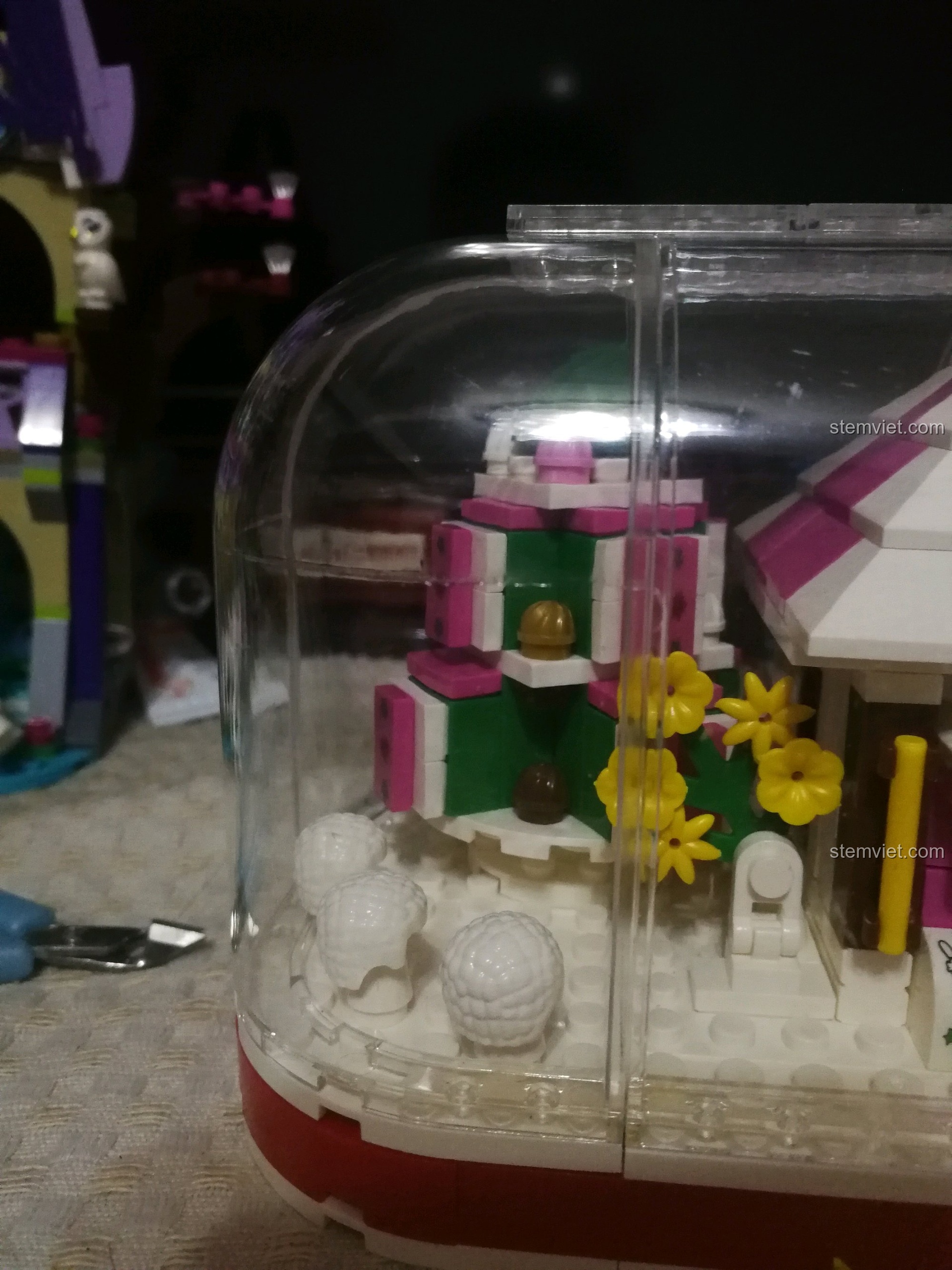 Cận cảnh bên trong hộp pha lê của bộ lắp ráp Winner 5035, với các chi tiết màu sắc và hình ảnh Giáng Sinh.