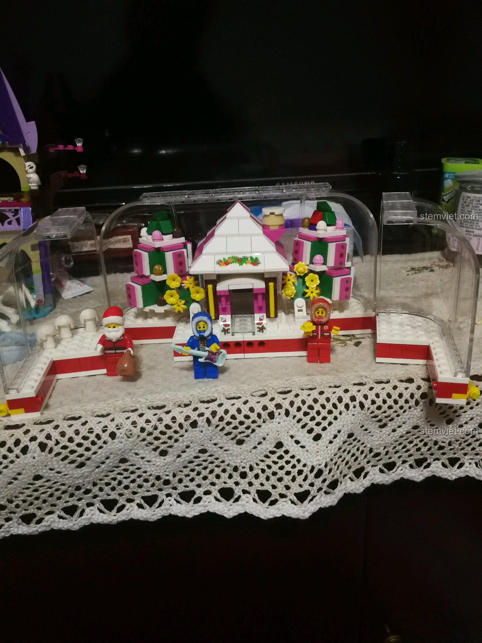 Các nhân vật minifigure như ông già Noel trong bộ lắp ráp Winner 5035.