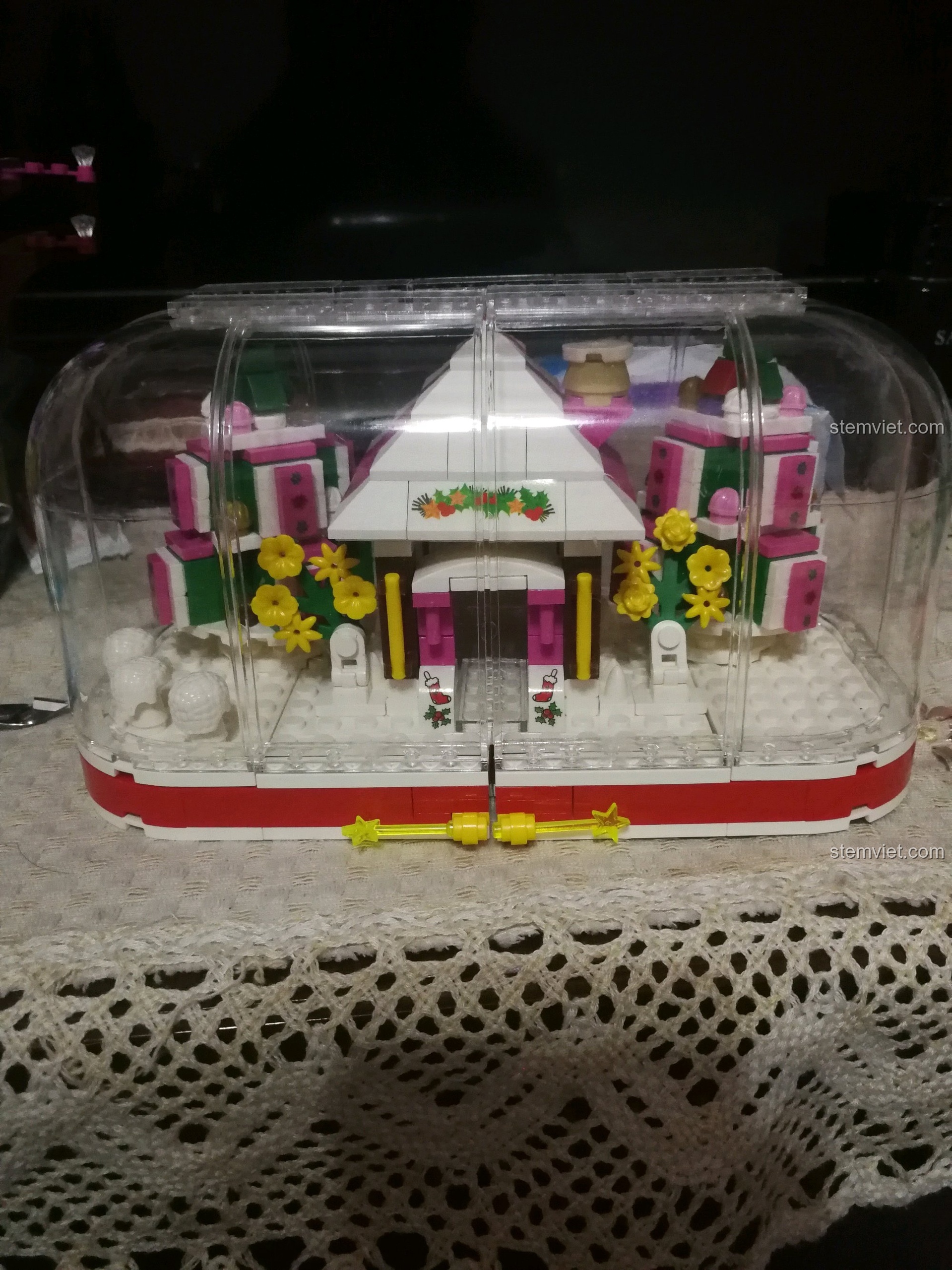 Mô hình Hộp Pha Lê Giáng Sinh Trắng Winner 5035 đã hoàn thiện, đặt trên nền vải ren.