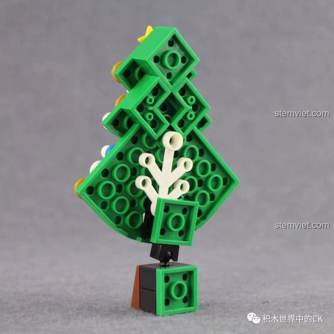 Ảnh cận cảnh mặt sau cây thông Noel của bộ lắp ghép Winner 5036 Tàu Hỏa Giáng Sinh, cho thấy cấu trúc lắp ráp các mảnh ghép màu xanh lá cây, thể hiện sự sáng tạo trong thiết kế.
