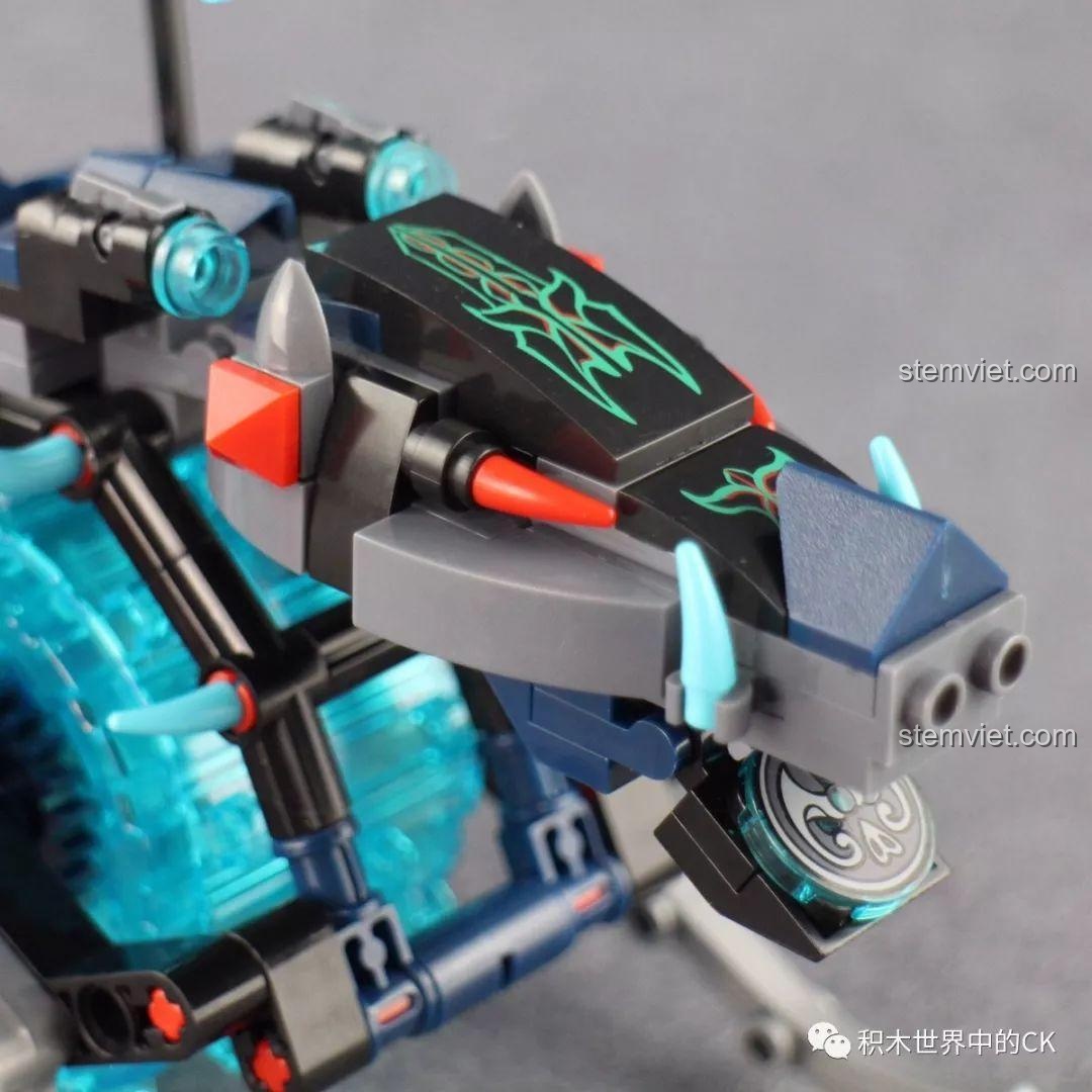 Cận cảnh phần đầu của chiến xa với các chi tiết răng nanh và mắt.