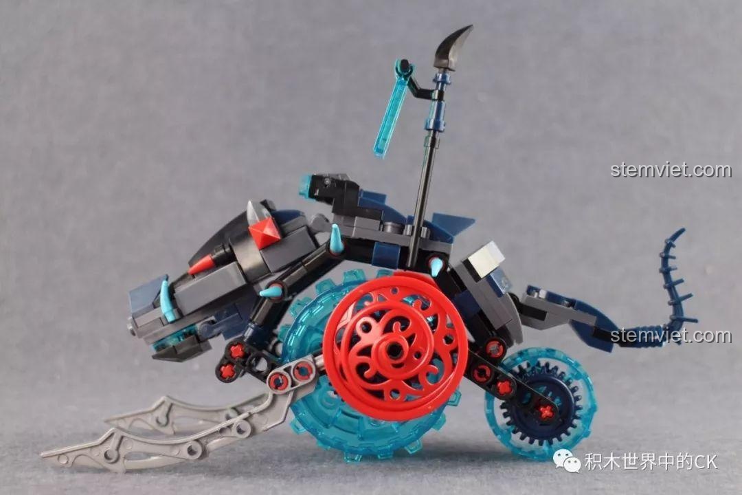 Mặt trước của cỗ xe lợn rừng của Ma Vương, thiết kế hầm hố và độc đáo.