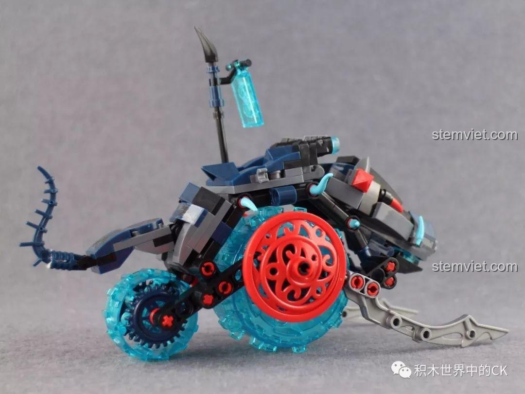 Mặt sau của chiến xa Hỗn Thế Ma Vương với lá cờ và đuôi thú.