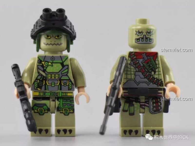 Mặt sau của hai minifigure phe người trong bộ Robot Cá Sấu 5061.