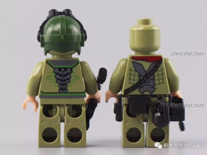 Hai minifigure lính cá sấu với trang bị và vũ khí đầy đủ.