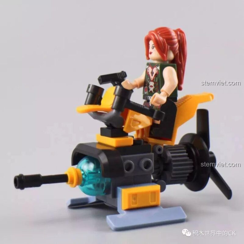 Chi tiết phần động cơ và cánh quạt của tàu lượn nước.