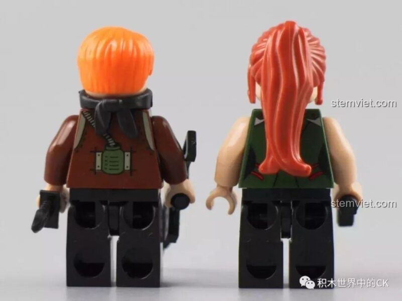 Hai minifigure phe người: nữ chiến binh tóc đỏ và nam chiến binh tóc cam.