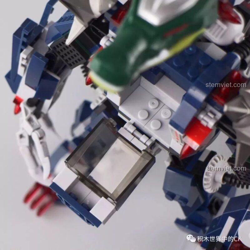 Khoang lái ở ngực robot có thể mở ra để đặt minifigure vào.