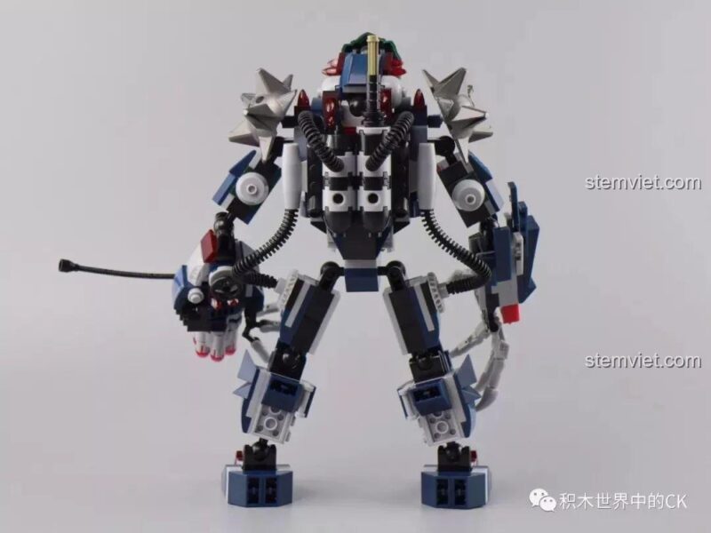 Mặt sau của Robot Mecha Cá Sấu với bộ động cơ và ống xả phức tạp.