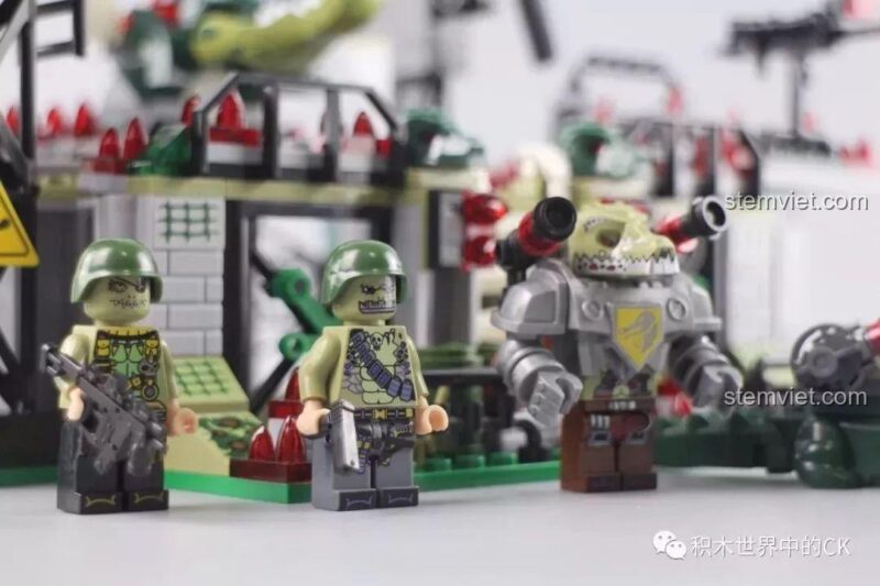Các minifigure lính cá sấu và chỉ huy sẵn sàng chiến đấu.