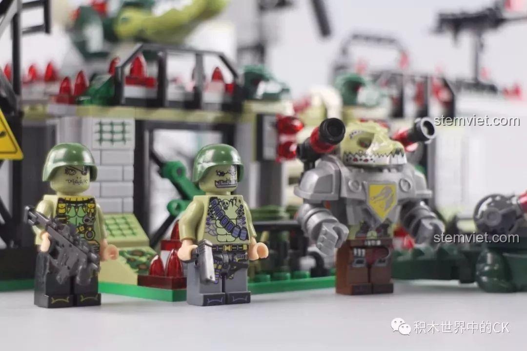 Các minifigure lính cá sấu và chỉ huy sẵn sàng chiến đấu.