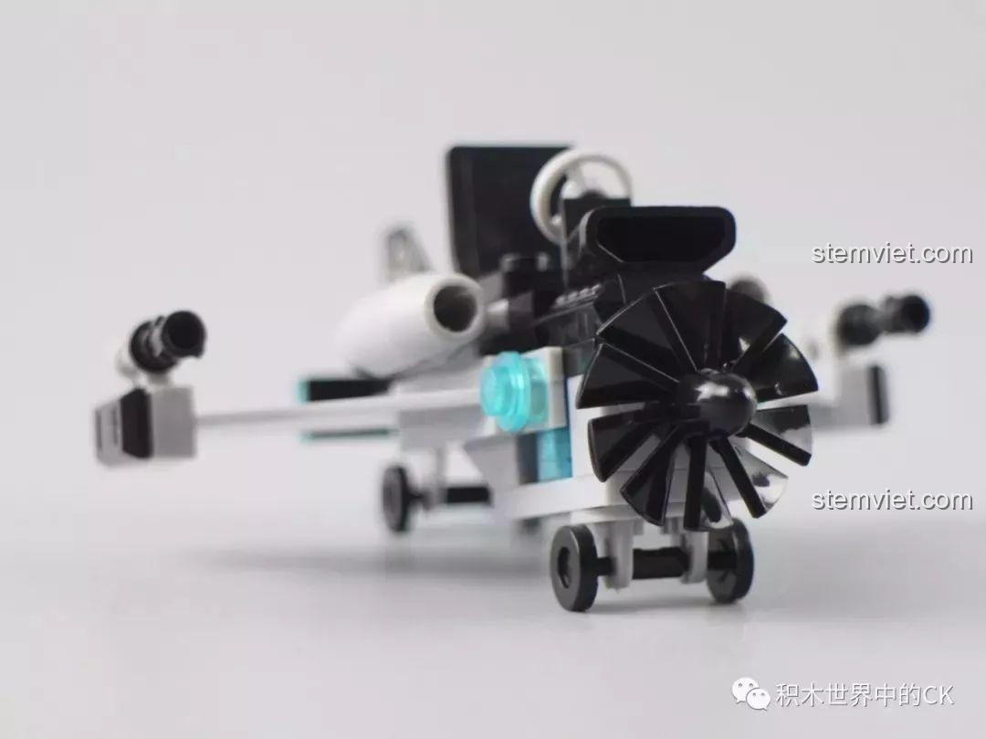 Góc nhìn khác của phương tiện bay mini, thể hiện cánh quạt phía trước.