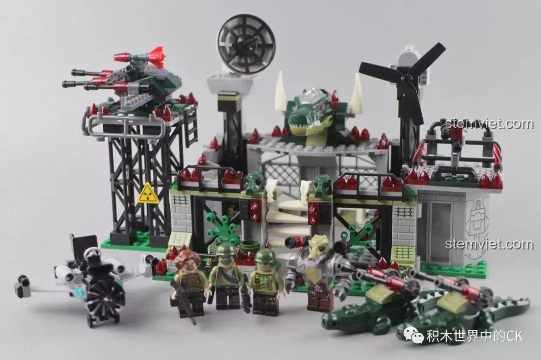 Toàn bộ sản phẩm Winner 5063 sau khi lắp ráp, bao gồm căn cứ, phương tiện và 4 minifigures.