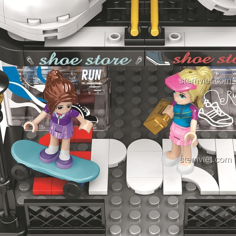 Cận cảnh hai minifigure xinh xắn của bộ lắp ráp Shop giày dép mini đang chơi ván trượt, chi tiết sắc nét.