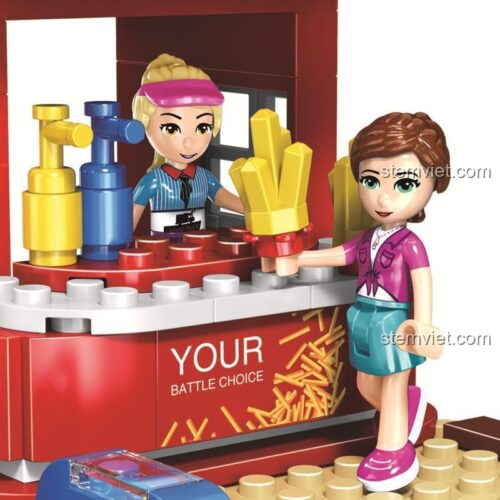 Cận cảnh minifigure trong đồ chơi xếp hình Winner 5074 đang mua khoai tây chiên. Món quà ý nghĩa cho con gái.