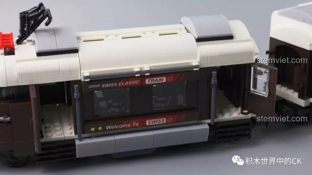 Cửa toa tàu Winner 5090 Tàu Hỏa Thành Phố Cổ Điển Thụy Sĩ mở ra, lộ nội thất bên trong.