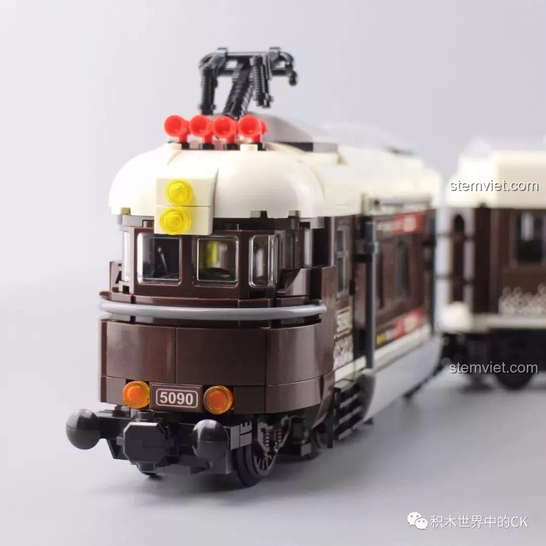 Cận cảnh phần đầu tàu của bộ Winner 5090 Tàu Hỏa Thành Phố Cổ Điển Thụy Sĩ, chi tiết đèn và số hiệu.