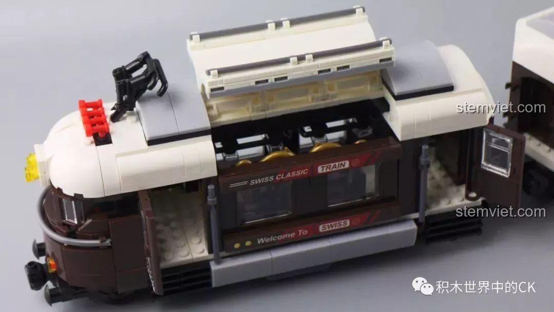 Mái toa tàu Winner 5090 Tàu Hỏa Thành Phố Cổ Điển Thụy Sĩ được nhấc lên, lộ cấu trúc bên trong.