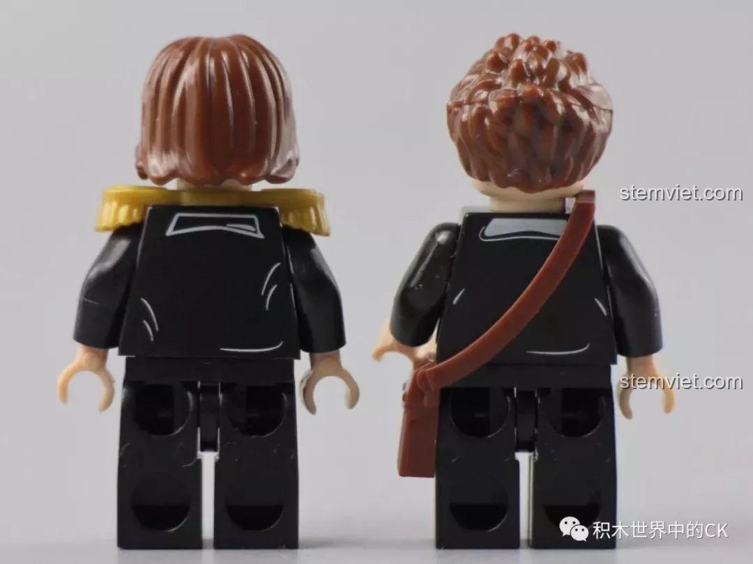 Mặt sau của hai minifigure đầu tiên từ bộ Winner 5090 Tàu Hỏa Thành Phố Cổ Điển Thụy Sĩ.