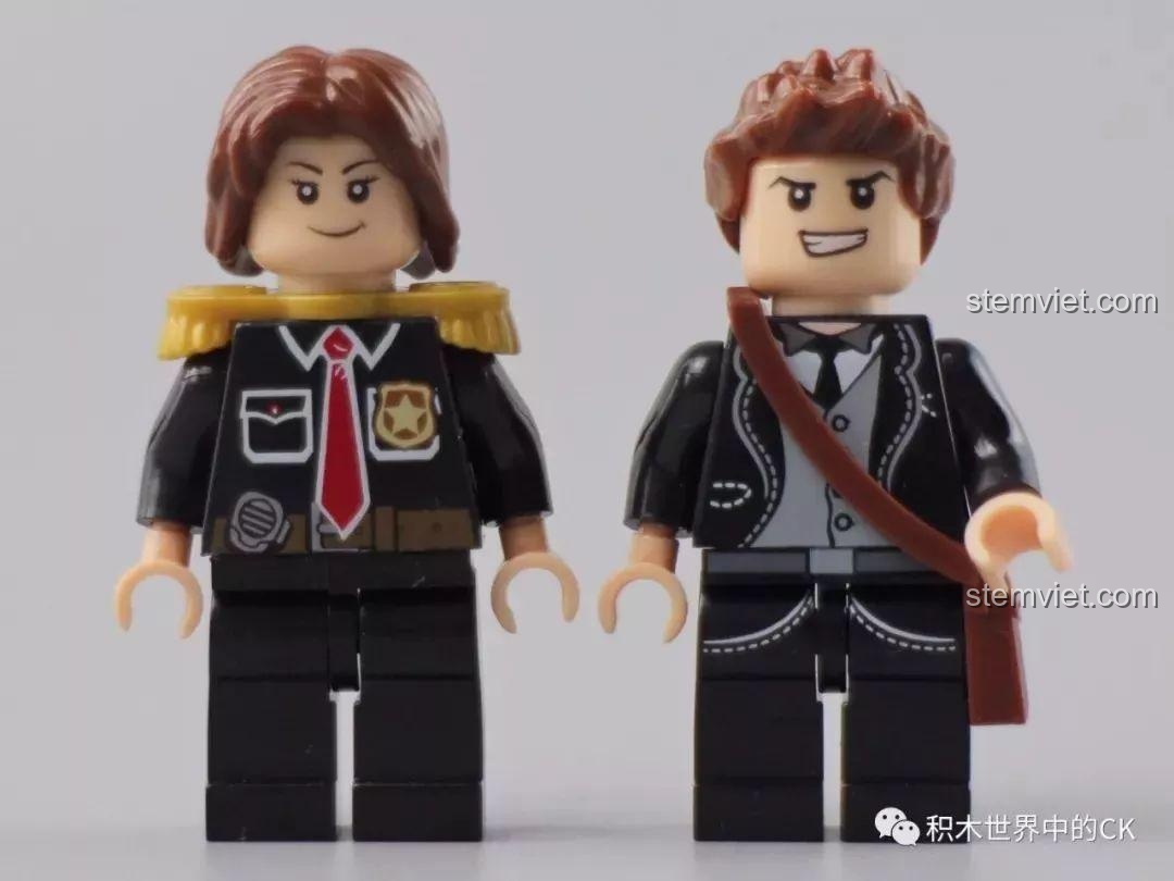 Hai minifigure đầu tiên của bộ Winner 5090 Tàu Hỏa Thành Phố Cổ Điển Thụy Sĩ, chất lượng in ấn khá.