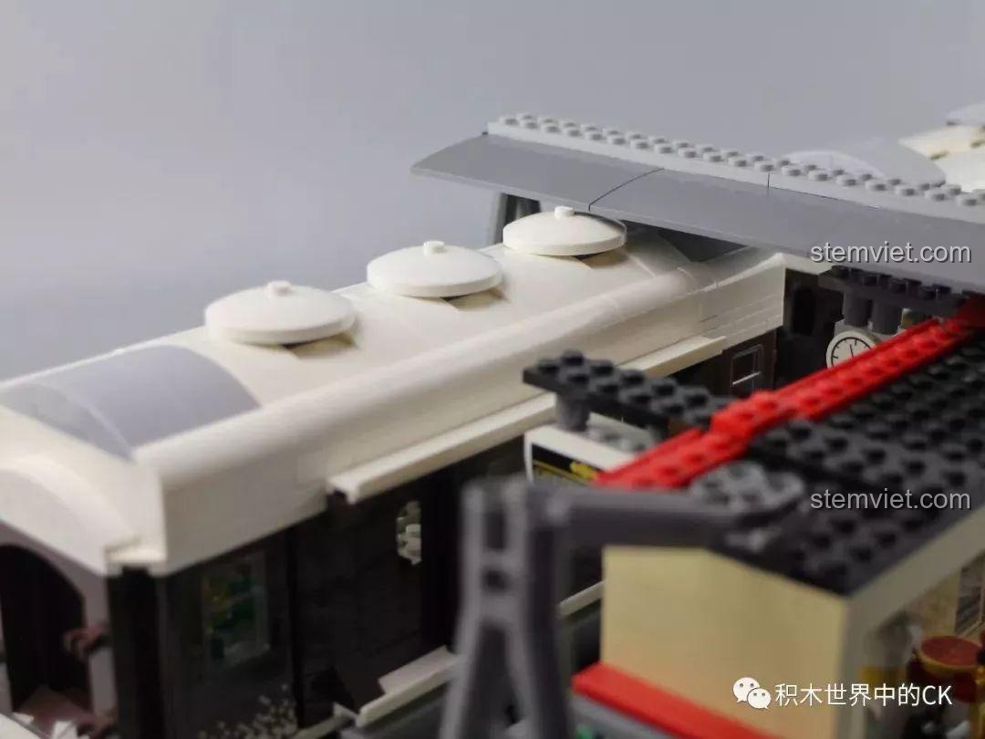 Nội thất bên trong nhà ga kết hợp với tàu Winner 5090 Tàu Hỏa Thành Phố Cổ Điển Thụy Sĩ, chi tiết quầy vé.