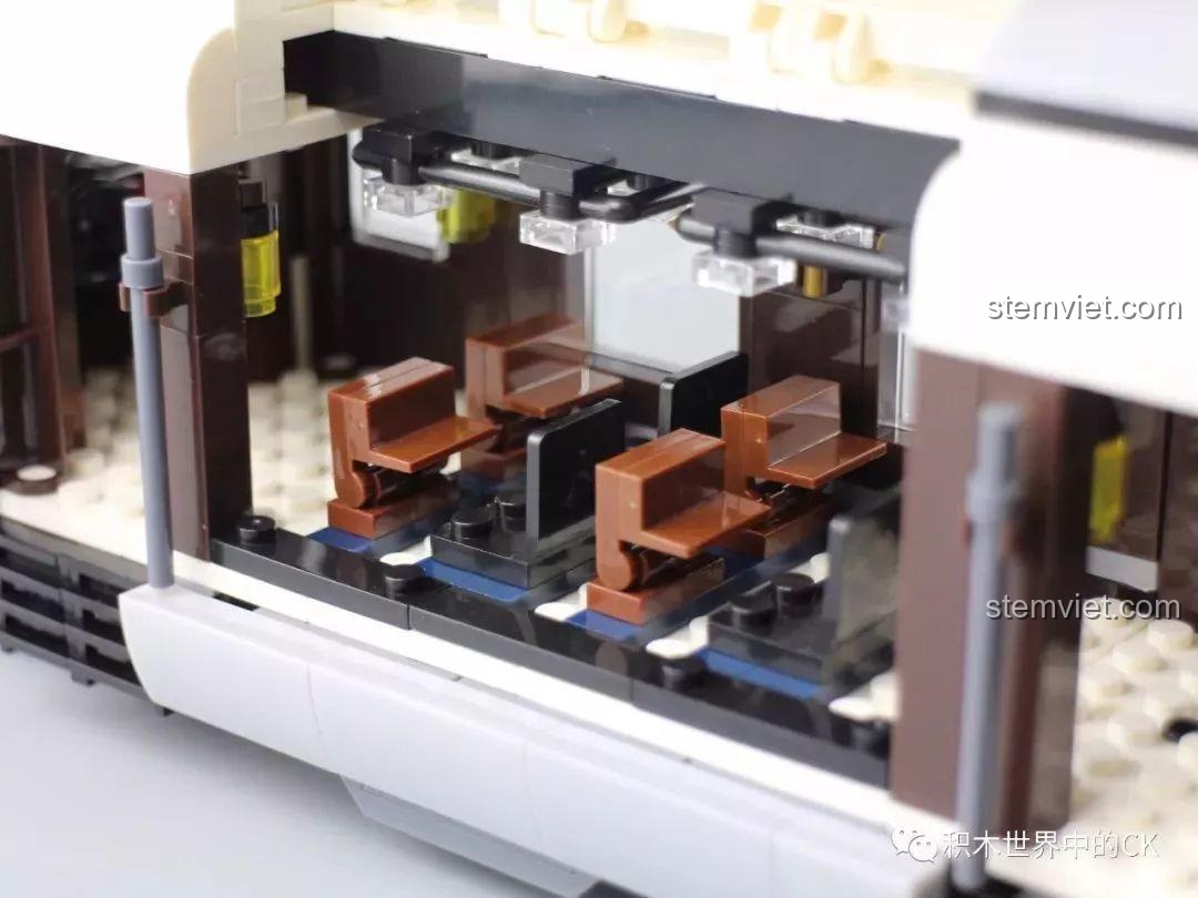 Nội thất bên trong toa đầu của bộ Winner 5090 Tàu Hỏa Thành Phố Cổ Điển Thụy Sĩ, chi tiết ghế ngồi.