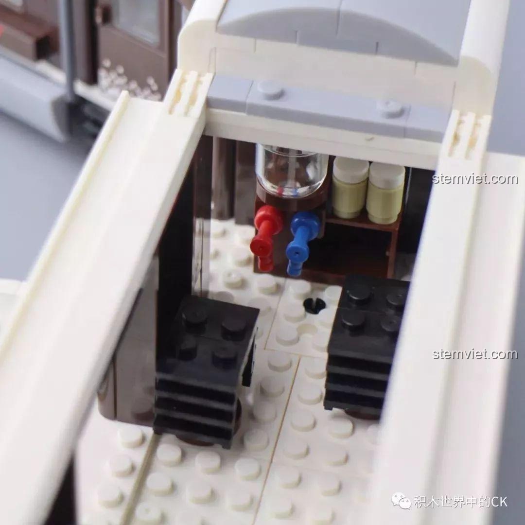 Nội thất chi tiết bên trong toa sau của bộ Winner 5090 Tàu Hỏa Thành Phố Cổ Điển Thụy Sĩ, khu vực phục vụ.