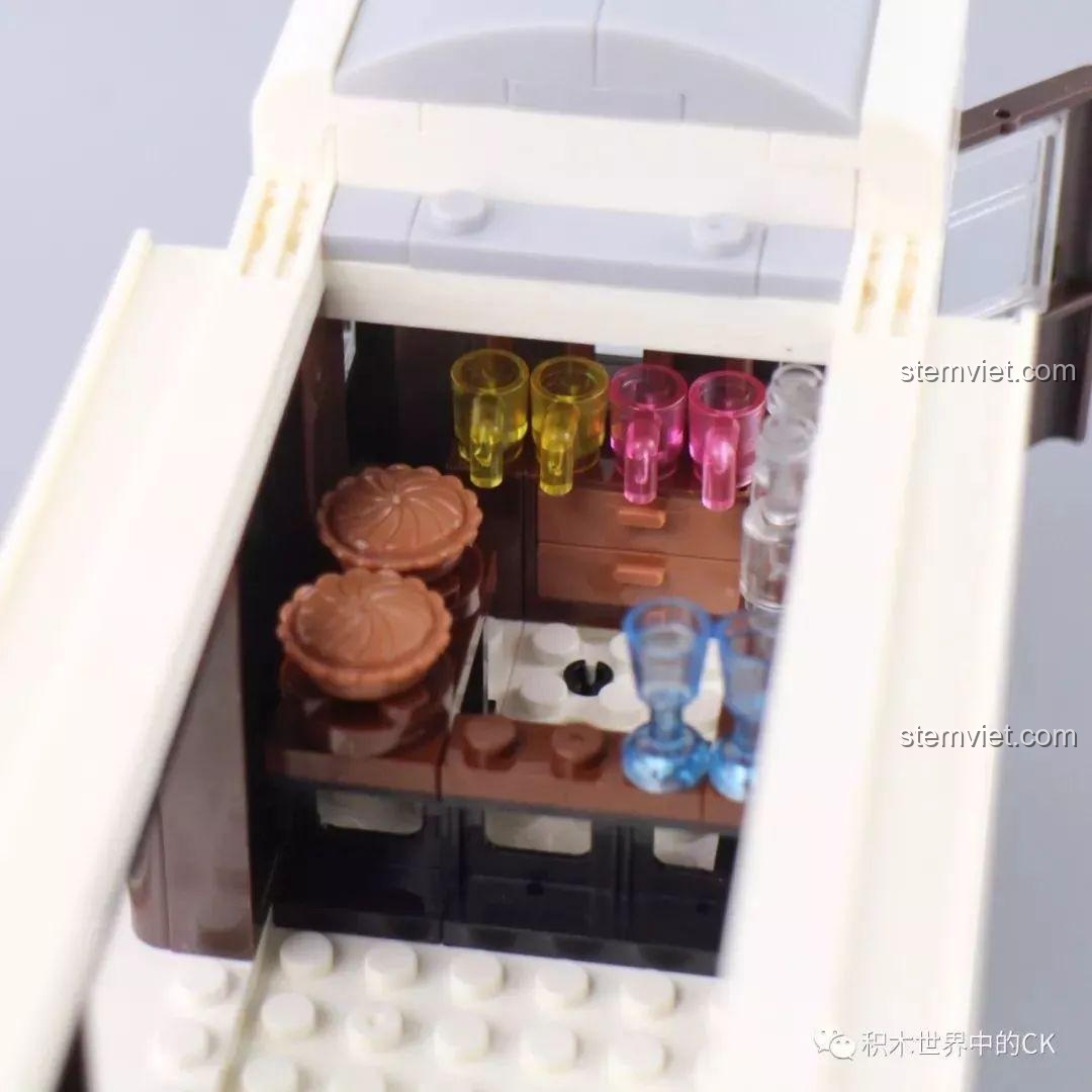 Nội thất chi tiết bên trong toa sau của bộ Winner 5090 Tàu Hỏa Thành Phố Cổ Điển Thụy Sĩ, quầy bánh.