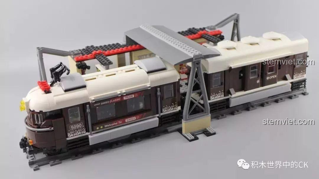 So sánh kích thước giữa tàu Winner 5090 Tàu Hỏa Thành Phố Cổ Điển Thụy Sĩ (8 stud) và Lego 60050 (6 stud).