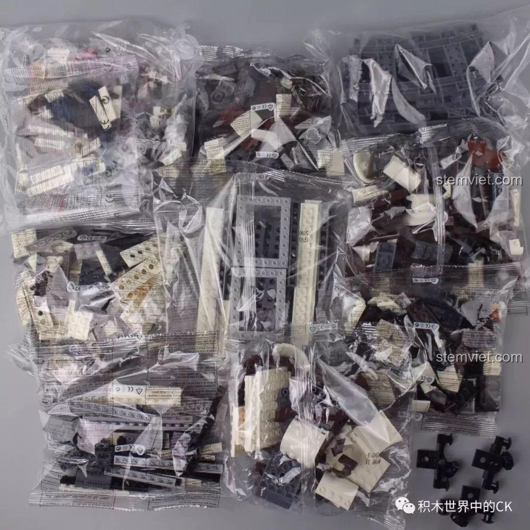 Toàn bộ mảnh ghép của bộ lắp ghép Winner 5090 Tàu Hỏa Thành Phố Cổ Điển Thụy Sĩ sau khi đổ ra.