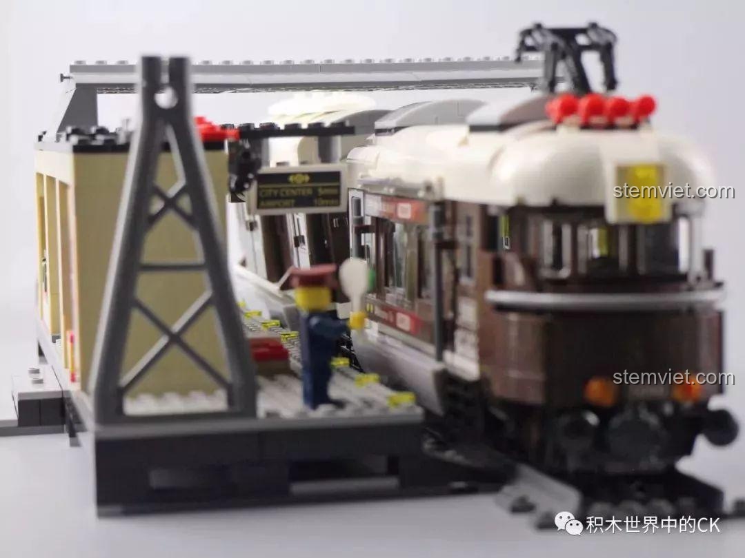 Mô hình tàu Winner 5090 Tàu Hỏa Thành Phố Cổ Điển Thụy Sĩ kết hợp với một phần nhà ga, thể hiện khả năng trưng bày.