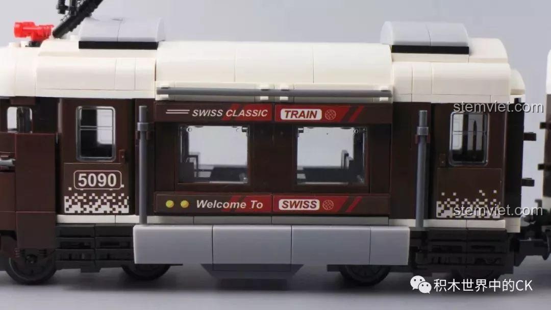 Cận cảnh thân tàu Winner 5090 Tàu Hỏa Thành Phố Cổ Điển Thụy Sĩ, chi tiết cửa sổ và decal.