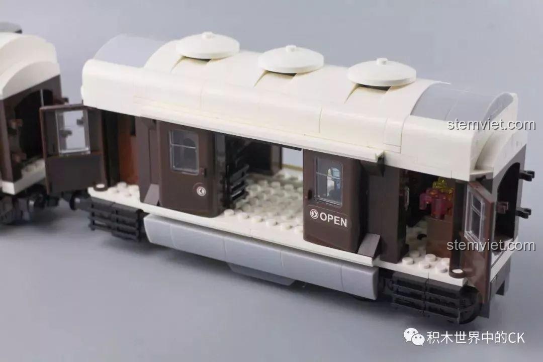 Cửa toa sau của bộ Winner 5090 Tàu Hỏa Thành Phố Cổ Điển Thụy Sĩ mở ra, lộ nội thất.